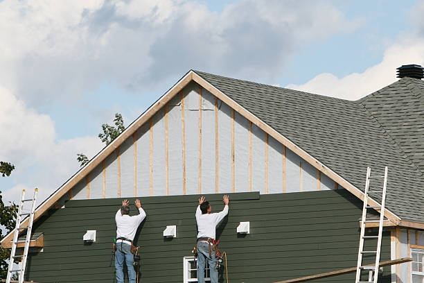 Professional Siding technician working in Radnor, OH